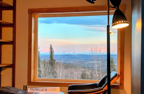 Fairbanks House | Scandi Aurora Villa: 2B2B House + Heated Cabin - Indoor Sauna & Epic Views