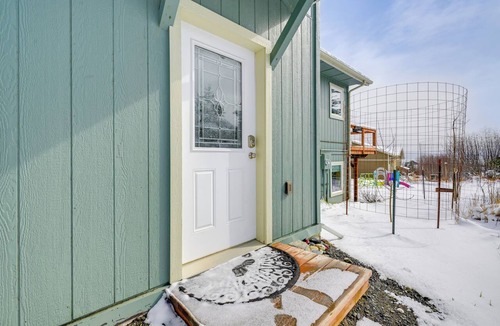 Homer Apartment | Scenic & Cozy 'Sweet Northern Comfort' in Homer!