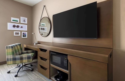 Oakhurst Hotel | Scenic Getaway with Breakfast, Pool & Hot Tub Close to Yosemite Trails | 3 Units