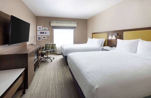 Oakhurst Hotel | Scenic Getaway with Breakfast, Pool & Hot Tub Close to Yosemite Trails | 3 Units
