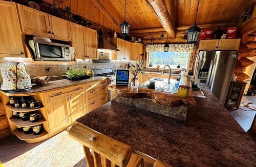 Mentasta Lake Cabin | Scenic Luxury Lodge with 360° Mountain Views & Creekside Sauna Near Log Cabin Creek, Tok Alaska