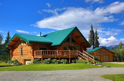 Mentasta Lake Cabin | Scenic Luxury Lodge with 360° Mountain Views & Creekside Sauna Near Log Cabin Creek, Tok Alaska