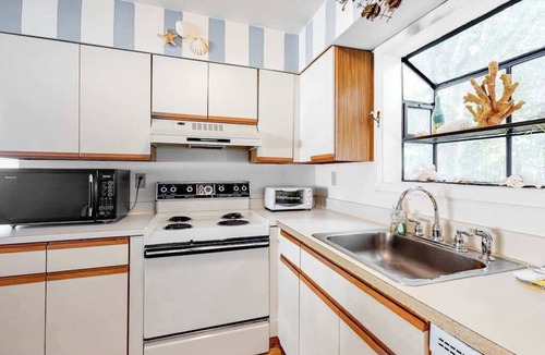 Bethany Beach Condo | Sea Colony Tennis 1st-floor condo with tennis court, gym, & sauna