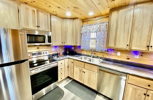 Logan Cabin | Secluded 3 bedroom Log Cabin,Kid Friendly,In Logan Ohio,in Hocking Hills,Hot Tub