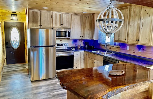 Logan Cabin | Secluded 3 bedroom Log Cabin,Kid Friendly,In Logan Ohio,in Hocking Hills,Hot Tub