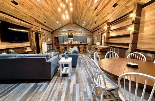 Goreville Cabin | Secluded Group Lodge on 20 Acres