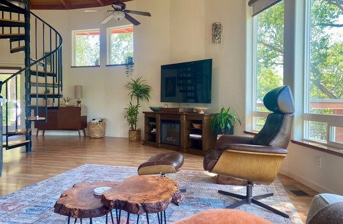 Three Rivers House | Sequoia View Yurt Round House ~ Couple’s Romantic Retreat ~ Hot Tub
