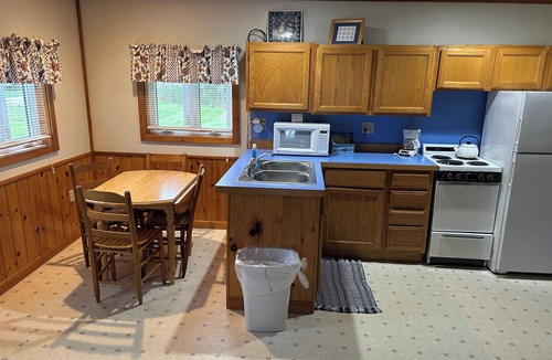 Somerset County Cottage | Serene 1-bedroom cottage with Full Kitchen, TV, WIFI and AC in The Forks