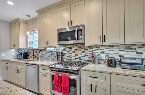 Des Plaines House | Serene & Charming 5BR Des Plaines Getaway by RedAwning