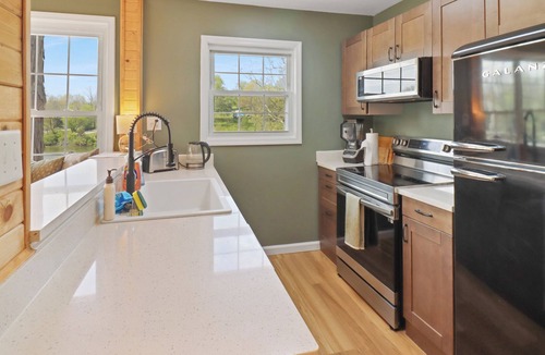 Crittenden House | Serene Kentucky Lake Cabin Hot tub, Kayaks, Quiet Space, 15 min to Ark
