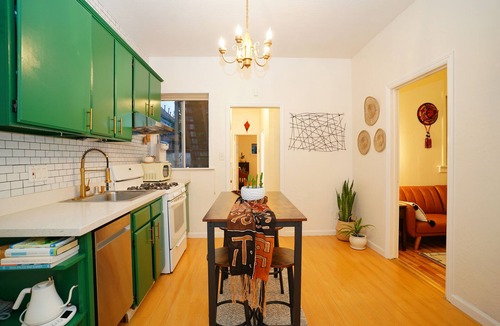 Oak Center House | Serene Uptown Retreat CL Train, Convention Center & Fox THE, w/BBQ & Garden