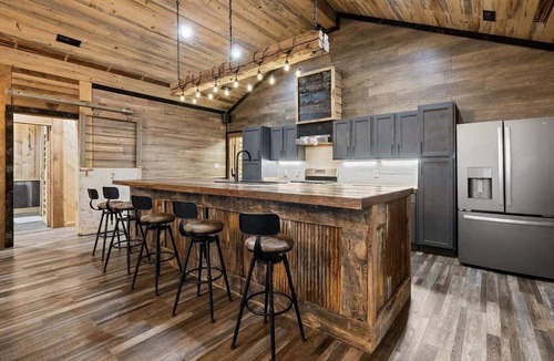 Goreville House | Serenity found in this large, lodge-style 4-bedroom house surrounded by nature