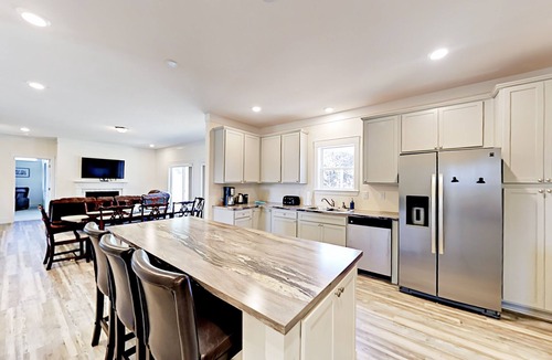 Weaverville House | Serenity Views Comfort - Hot Tub, Sunsets, King Suite, Chef's Kitchen, Dogs!