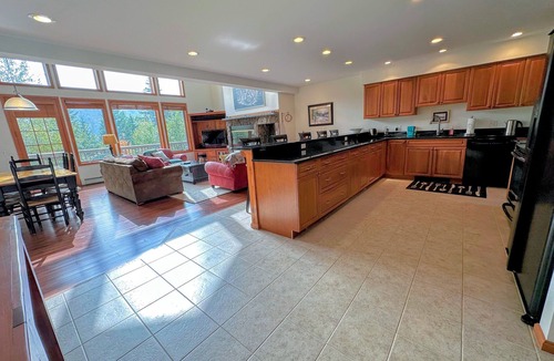 Carroll House | SH1 Spacious Bretton Woods Retreat with AC, Stunning Views and attached garage
