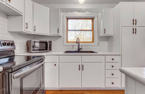 Killbuck House | ‘Shady Point Retreat’ w/Hot Tub & Pickleball!