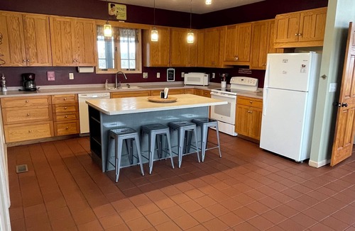 Cobden House | Sip & Stay at StarView Vineyards