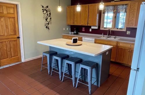 Cobden House | Sip & Stay at StarView Vineyards