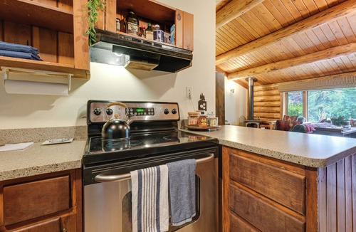 Diamond Ridge Cabin | Ski, Hike & Snowshoe: Homer Getaway w/Fire Pit