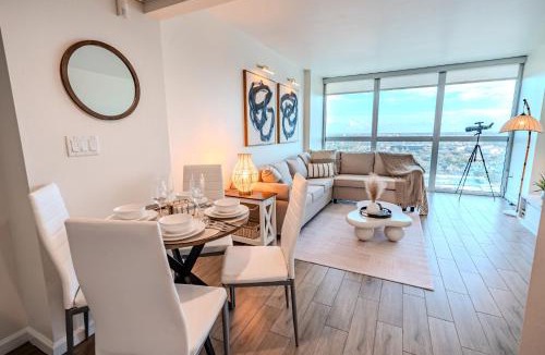 Fort Myers River District Apartment | Skyline Serenity City Views, Pool, Hot Tub & Gym