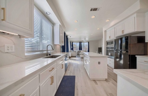 Tracy House | “Sleek and Spacious Getaway” with AC, WiFi, and more.