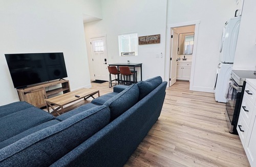 Pleasant Hill Cottage | Sleek & Comfy ~ New ~ Near Shops & Cafes Entire 2BD/1BA Guesthouse