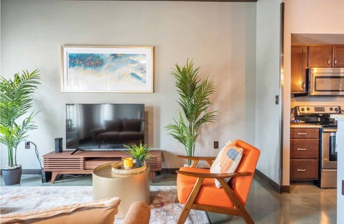 Weinland Park Apartment | Sleek Industrial Loft in Short North Near OSU with King Beds & Fast WiFi