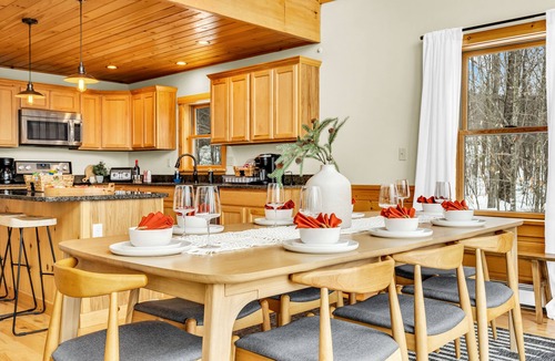 Sunday River Area Ski Chalet | Sleeps 16+ Hot Tub with Mountain View - 3Min to Sunday River Ski - Game Room