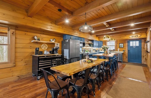 McArthur Cabin | Sleeps 20 Indoor Pool Hot Tub Fall Foliage Wheelchair Access Hocking Hills
