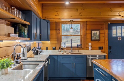 McArthur Cabin | Sleeps 20 Indoor Pool Hot Tub Fall Foliage Wheelchair Access Hocking Hills