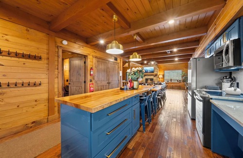 McArthur Cabin | Sleeps 20 Indoor Pool Hot Tub Fall Foliage Wheelchair Access Hocking Hills