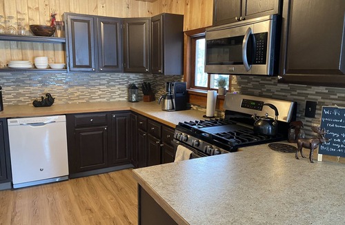Eagle River Cabin | Sleeps 21! Moose Lodge Log Cabin and Chalet & Hot Tub