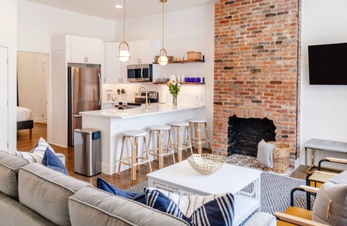 Walnut Hills House | Sleeps 22: Entire 3-Unit Building, 5 Baths, 5 Min to Downtown
