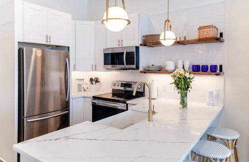 Walnut Hills House | Sleeps 22: Entire 3-Unit Building, 5 Baths, 5 Min to Downtown