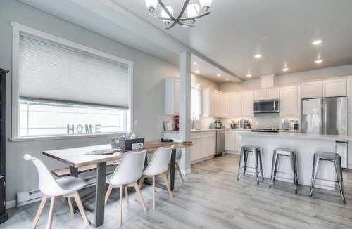 Mendenhaven House | Sleeps 24 Near Glacier-Hot Tub, Game-room, Firepit
