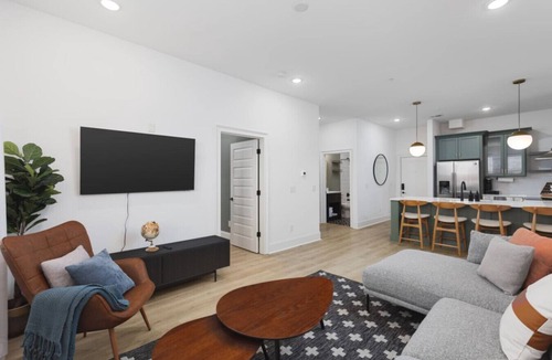 Cleveland Park Apartment | Sleeps 32, only 10 minutes to Broadway, 4 Condos Side-by-Side