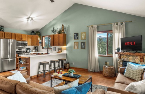 Cripple Creek Cabin | ★ Sleeps 4 ★ Surrounding Mtn + Aspen Vistas + Hot Tub + Game Room