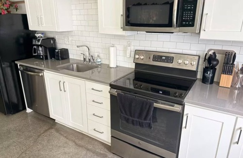 South Nashville Condo | Sleeps 5 near Downtown,Soccer Stadium,Raceway,Flea Mkt,Dog Park,Wifi,Laundry,Zoo