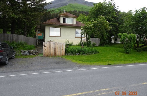 Seward Apartment | Sleeps 6. Suite - historical home