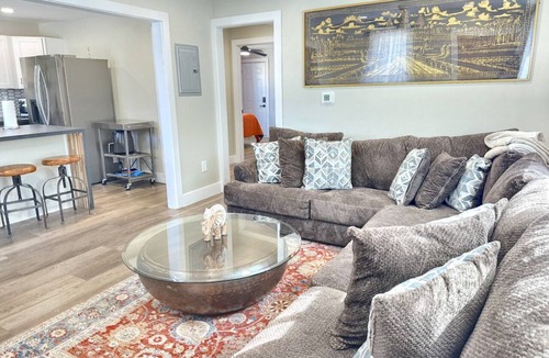 Sylvan Hills House | Sleepy Peach sleeps 4 guests 2 bedrooms 2 bathrooms
