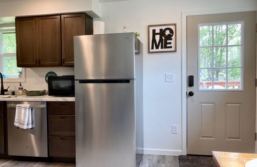 Soldotna Condo | Soldotna Mid-Town Suite Near Soldotna Creek Park & The Kenai River.