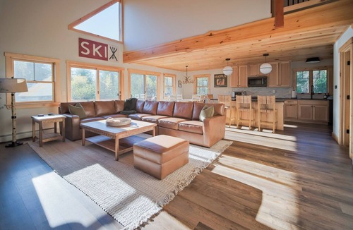 Bethel Ski Chalet | Songo Chalet - Sleeps 12. Hot Tub. In Bethel, 10 min from Sunday River!