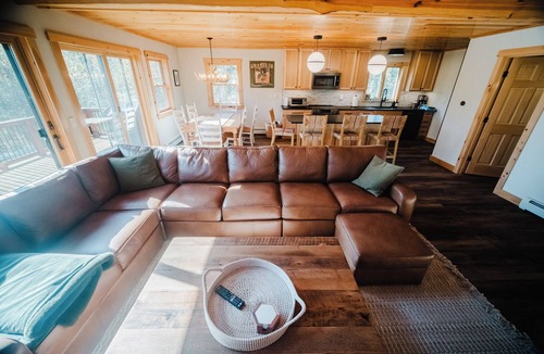 Bethel Ski Chalet | Songo Chalet - Sleeps 12. Hot Tub. In Bethel, 10 min from Sunday River!