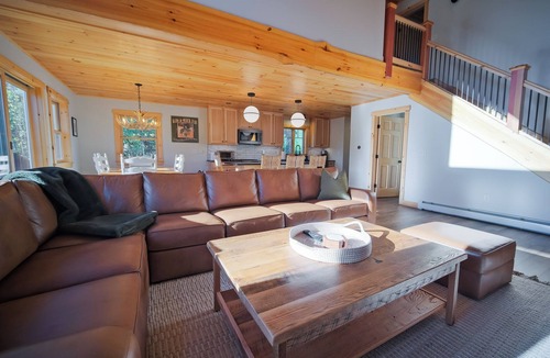 Bethel Ski Chalet | Songo Chalet - Sleeps 12. Hot Tub. In Bethel, 10 min from Sunday River!