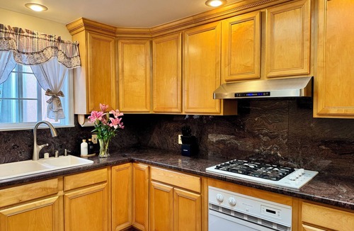Broadmoor House | Spacious 1100 Sqft 2B1B House Near SF Driveway Parking+EV Charger+Grand Piano