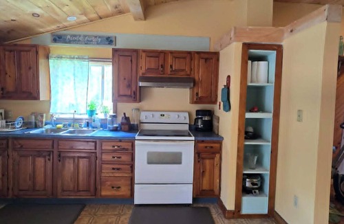 Lincolnville Apartment | Spacious 2-BR Apartment in Coastal Lincolnville purr-fect for the family