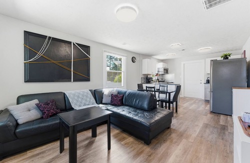 Sylvan Hills Apartment | Spacious 2BR Lounge Near Downtown Atlanta & Airport Free Parking + W/D