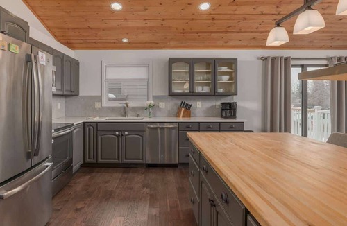 Turnagain House | Spacious 3 Bedroom Home - Sleeps 12