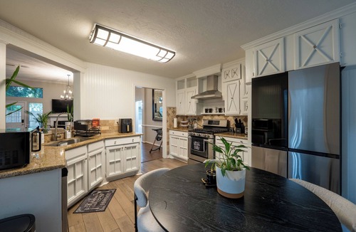 Barker House | Spacious 3-Bedroom Katy Home Sleeps 8. Perfect for Families & Business Travelers