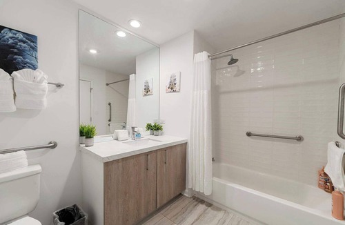 Near South Side House | Spacious 3BR · Bronzeville/South Loop · Sleeps 8
