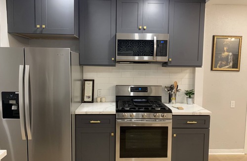 Oakland House | Spacious 3BR Home + Private 2BR Guest house – Ideal for Groups